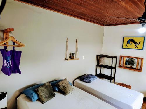 Zimmer mit 2 Betten in einem Zimmer in der Unterkunft Suíte privativa acesso rápido 5 minuto balsa in Ilhabela
