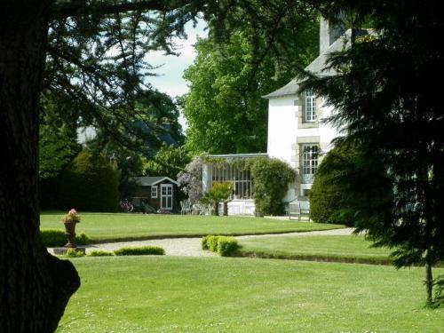 a white house with a fire hydrant in the yard at Manoir de la Baronnie in Saint Malo