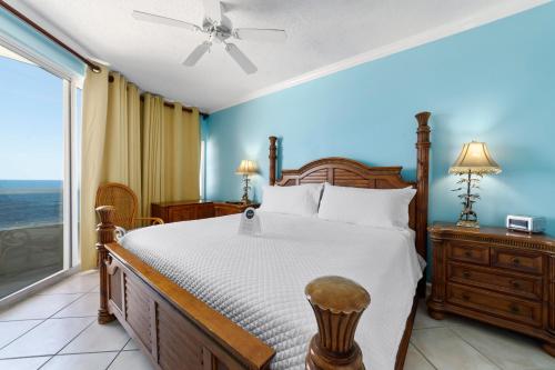 Postel nebo postele na pokoji v ubytování Gulf Front Condo Outdoor & Indoor Pools 603
