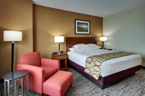 เตียงในห้องที่ Drury Inn & Suites Charlotte Northlake