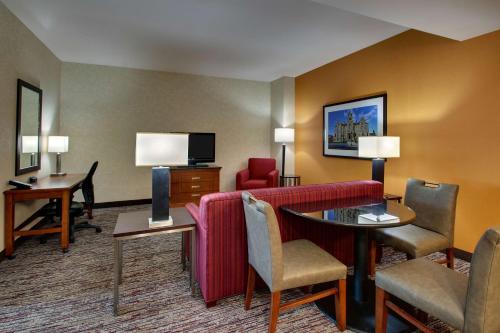 Drury Inn & Suites Findlayにあるテレビまたはエンターテインメントセンター