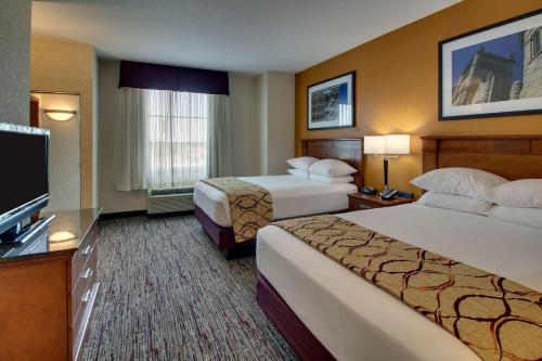 Drury Inn & Suites Findlayにあるベッド