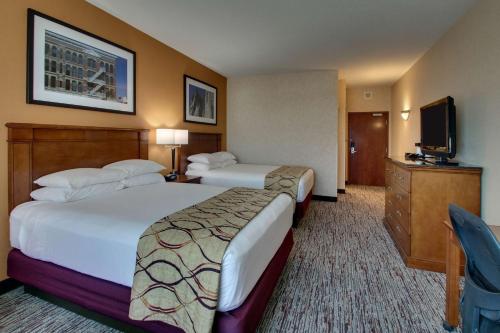 Drury Inn & Suites Findlayにあるテレビまたはエンターテインメントセンター