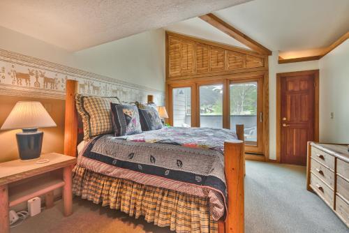 1 dormitorio con cama, escritorio y ventana en Great Location, Hot Tub & Outdoor Recreation! Deer Valley Fawngrove Terrace, en Park City