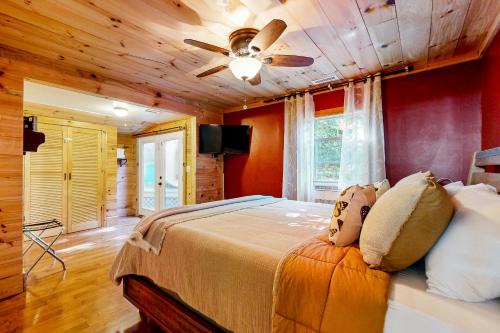 1 dormitorio con 1 cama y ventilador de techo en The Sauna Cottage, en Lake Lure