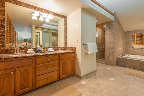 La salle de bains est pourvue d'un grand lavabo et d'une baignoire. dans l'établissement Great Location, Hot Tub & Outdoor Recreation! Deer Valley Fawngrove Terrace, à Park City