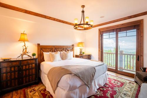 sypialnia z łóżkiem i dużym oknem w obiekcie Luxury Amenities & Year-Round Recreation at Deer Valley Grand Lodge 307! w mieście Park City