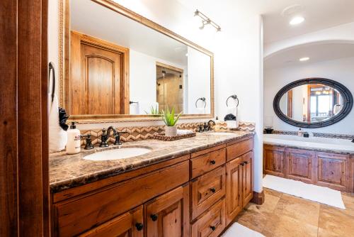 baño con lavabo y espejo grande en Luxury Amenities & Year-Round Recreation at Deer Valley Grand Lodge 307!, en Park City