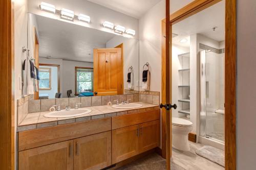 Baño con 2 lavabos y espejo en Unbeatable Location, Year-Round Recreation & Private Hot Tub! Deer Valley Greyhawk 14, en Park City