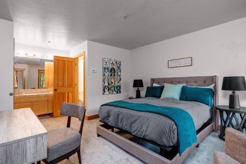 um quarto com uma cama, uma mesa e cadeiras em Unbeatable Location, Year-Round Recreation & Private Hot Tub! Deer Valley Greyhawk 14 em Park City