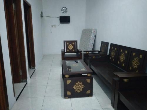 sala de estar con 3 sillas y sofá en Homestay Aisyah Bromo, en Probolinggo
