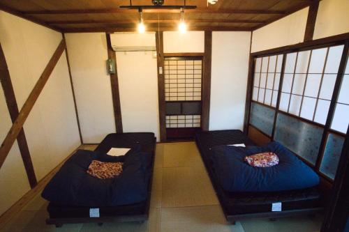 - une chambre avec 2 lits dans une chambre avec fenêtres dans l'établissement Minsyuku Mirai - Vacation STAY 94810v, à Tōkamachi