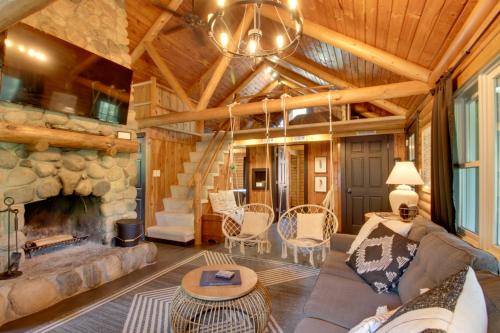 Zona de estar de 1 Mi to Beach and Lake Breezy Point Cabin with Yard!
