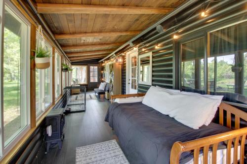 Zona de estar de 1 Mi to Beach and Lake Breezy Point Cabin with Yard!