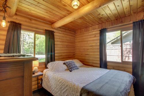 Llit o llits en una habitació de Peaceful Breezy Point Cabin 1 Mi to Beach!