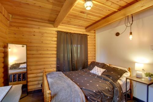 Cama o camas de una habitación en 1 Mi to Beach and Lake Breezy Point Cabin with Yard!