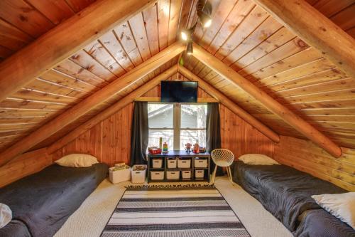 Habitación en el ático con 2 camas y ventana en 1 Mi to Beach and Lake Breezy Point Cabin with Yard!, en Pequot Lakes