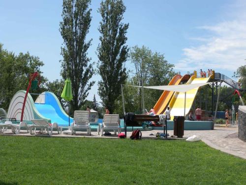 - un parc avec un parc aquatique doté de toboggans et de chaises dans l'établissement Holiday home in Balatonboglar 49936, à Balatonboglár