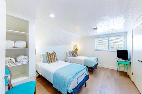 Un dormitorio con dos camas y un televisor. en Seaside Serenity, en Port Aransas