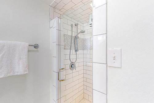 una ducha con puerta de cristal en un baño en Seaside Serenity, en Port Aransas