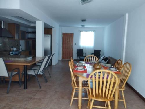 ein Esszimmer und eine Küche mit einem Tisch und Stühlen in der Unterkunft Villa Martinica in El Morro de Barcelona