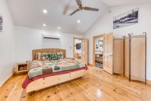 - une chambre avec un lit et du parquet dans l'établissement #3 Cottage Like Suite With Private Hot Tub, à Bass Lake