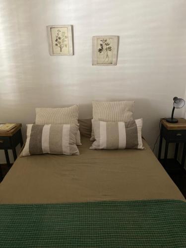 La Casita de Bogado في Boulogne: غرفة نوم مع سرير مع وسادتين