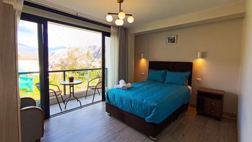 - une chambre avec un lit et un balcon avec vue dans l'établissement PACHAMAMA ROOMS, à Urubamba