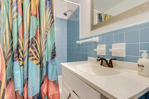 Un baño con lavabo y cortina de ducha. en Family-Friendly Home 6 Mi to Downtown Mobile!, en Mobile
