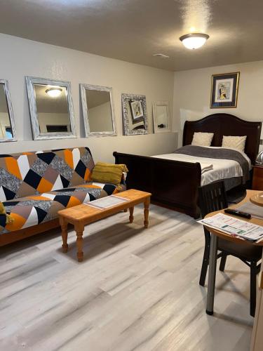 une chambre avec un lit, un canapé et une table dans l'établissement West Side Grand Rapids 2 room apartment close to everything, à Grand Rapids