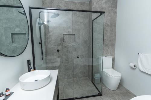 Un baño de Warners at the Bay