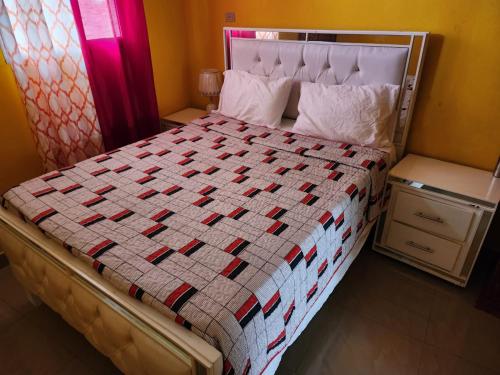 Säng eller sängar i ett rum på Super Two Bedroom Penthouse in Peguy-Ville