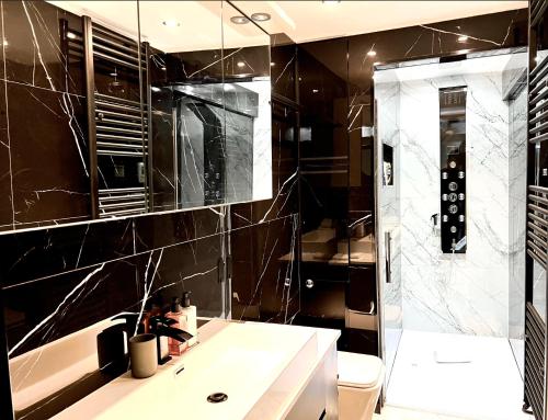Et badeværelse på Exclusive Apartments South Kensington