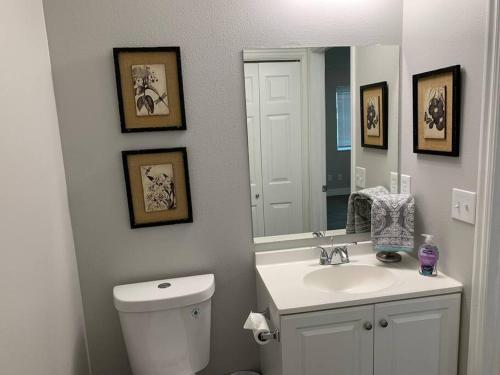 uma casa de banho com um WC, um lavatório e um espelho. em Rooms with a Mountain View em Pleasant Grove