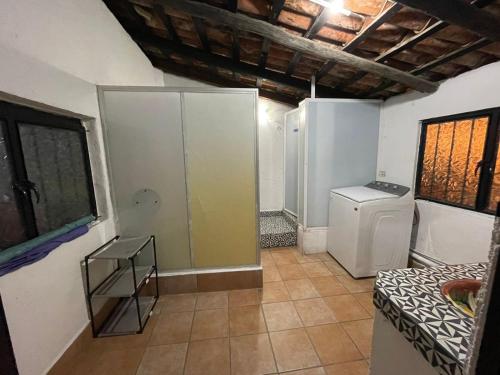 une salle de bains avec lave-linge et sèche-linge dans une chambre dans l'établissement Casa frida a 2 minutos del malecón, à Puerto Vallarta