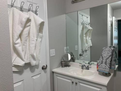 Un baño de Rooms with a Mountain View
