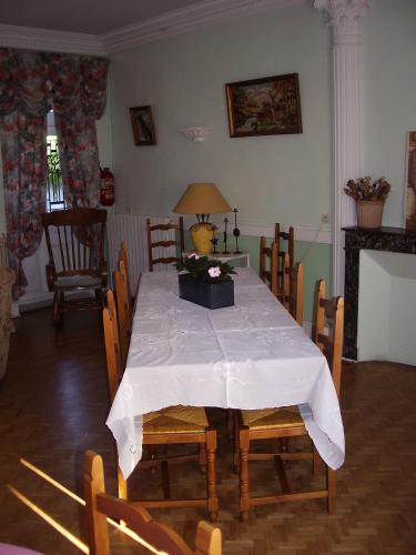 - une table à manger avec un chiffon blanc dans l'établissement Les Glycines, à Plaimpied-Givaudins