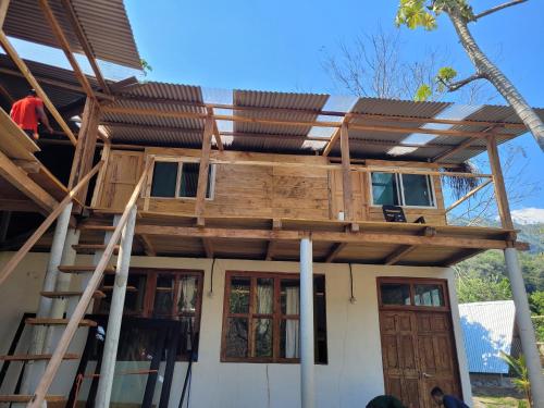 una casa que se está construyendo con el techo arriba en Pachamaya Hostel, en Lanquín