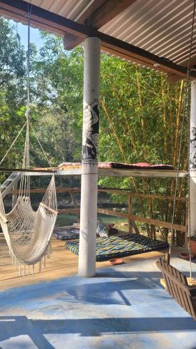 een veranda met 2 hangmatten op een terras bij Pachamaya Hostel in Lanquín