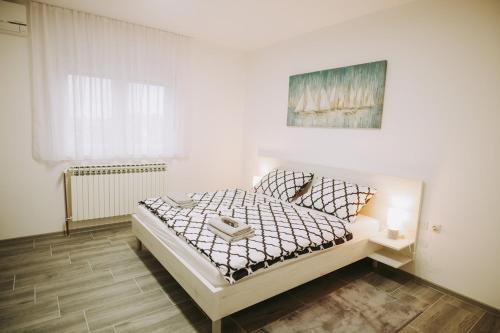 1 dormitorio con 1 cama y una foto en la pared en Holiday house with a parking space Vukovar, Slavonija - 22809, en Vukovar