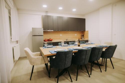 comedor grande con mesa y sillas en Holiday house with a parking space Vukovar, Slavonija - 22809, en Vukovar