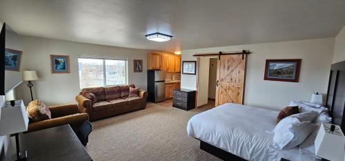 Eagle RiverにあるEagle River Lodgeのリビングルーム(ソファベッド1台付)、キッチンが備わります。