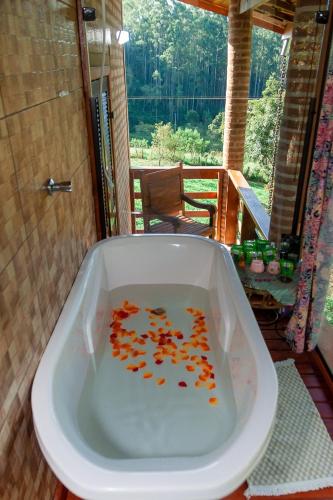 a bath tub filled with lots of food in it at Morada dos Colibris in Santo Antônio do Pinhal