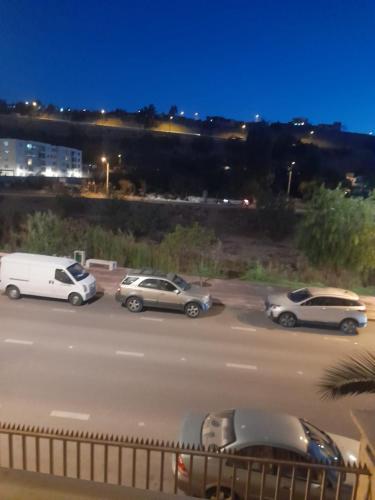 un grupo de autos estacionados en un estacionamiento por la noche en Departamento Vallenar, en Vallenar