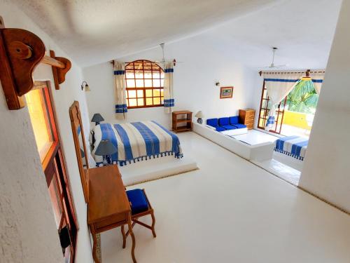 een slaapkamer met 2 bedden en een wastafel. bij Villa Casalet in Puerto Escondido