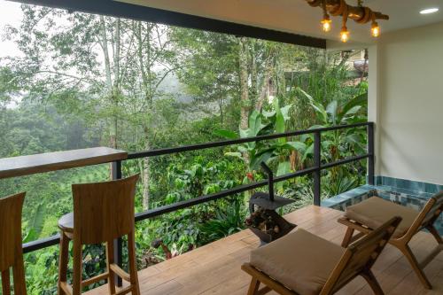 a balcony with a view of the forest at El Edén Country hotel y Club Residencial in Armenia