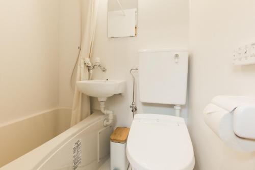 uma casa de banho branca com um WC e um lavatório em Togakushi Campsite - Vacation STAY 42172v em Shinano