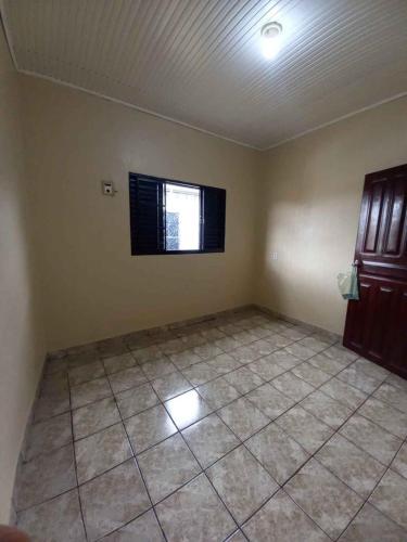 an empty room with a window and a tiled floor at Residencial in Altamira