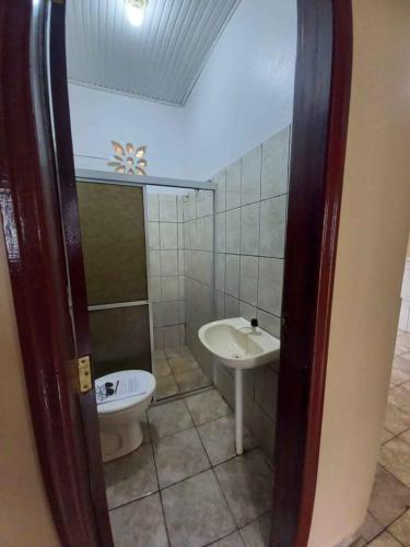 y baño con lavabo y aseo. en Residencial, en Altamira