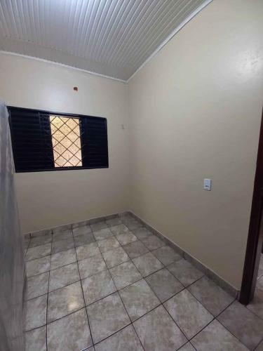 ein leeres Zimmer mit einem Fenster und Fliesenboden in der Unterkunft Residencial in Altamira